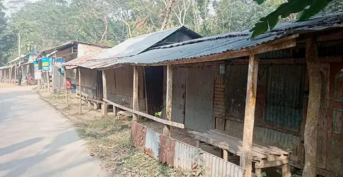 বরিশালে যুবলীগ কর্মী ছেলেকে না পেয়ে বৃদ্ধ বাবাকে আটক, প্রতিবাদে দোকানপাট বন্ধ